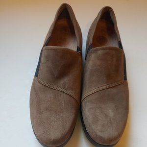 CLARKS NEW Light weight Suede Platforms slip on shoes green Olive women …